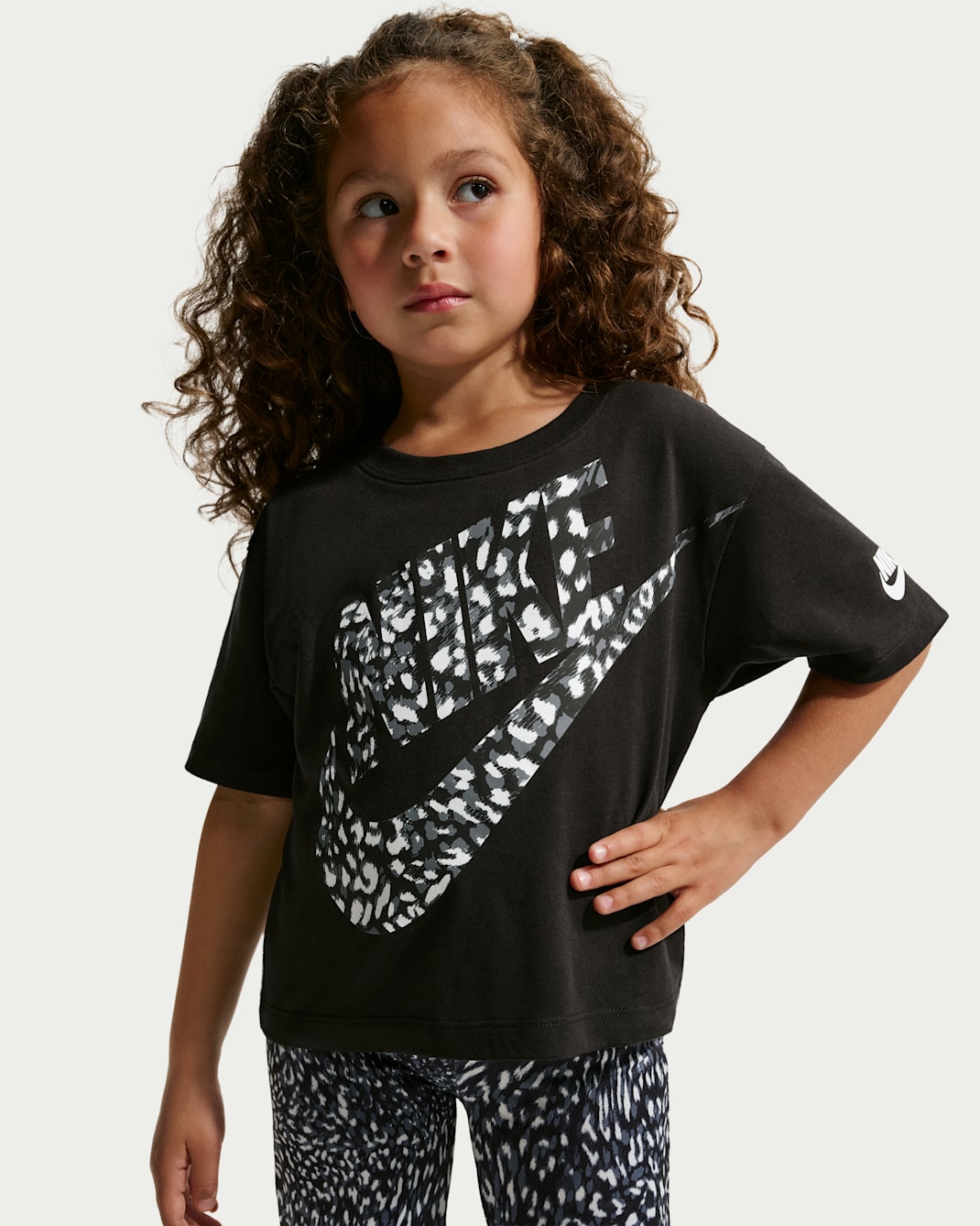 Nike-T-shirt med dyreprint til mindre børn - sort
