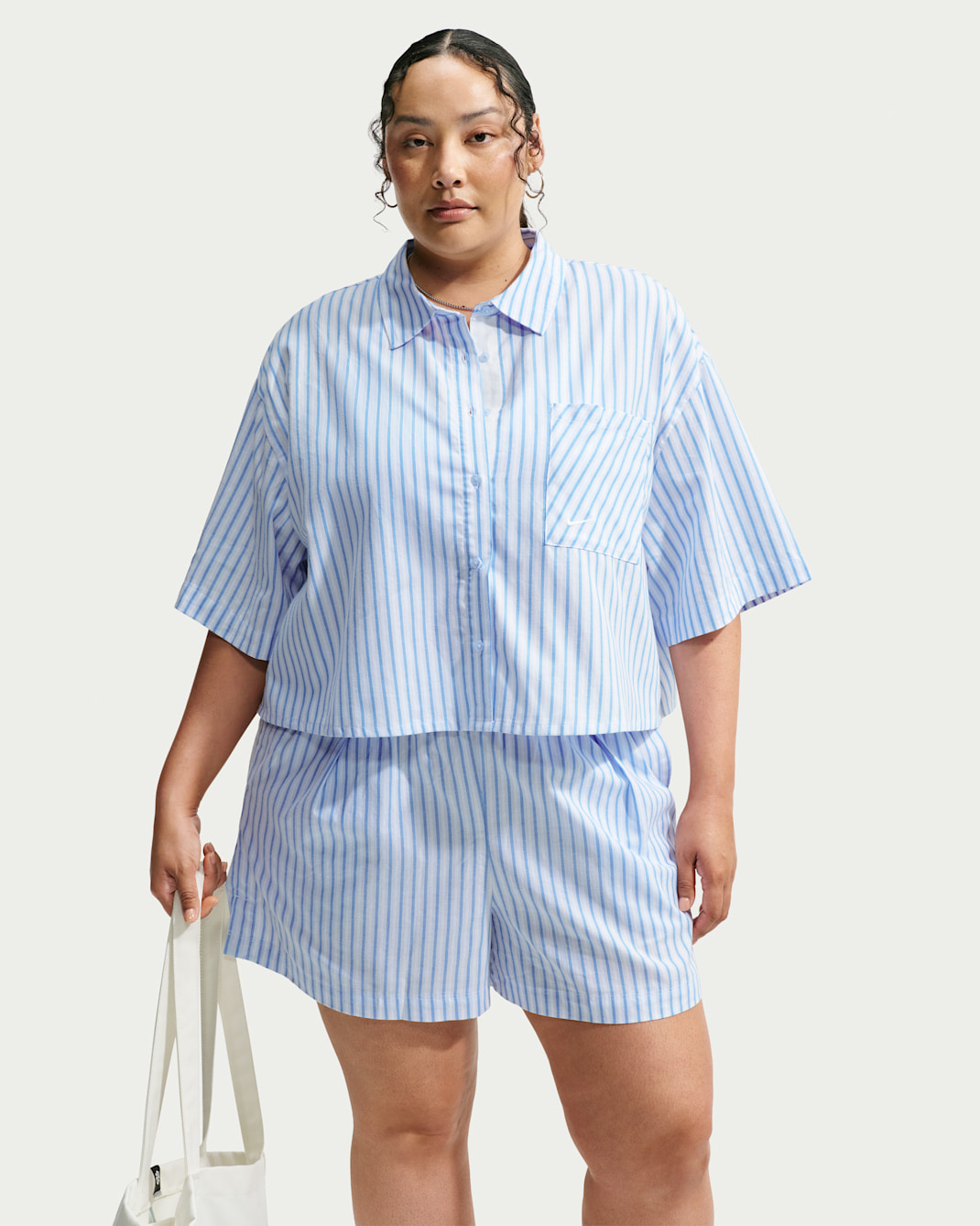 Playera a rayas oversized para mujer (talla grande) Nike Sportswear Chill Poplin - Azul foto claro/Azul hidrógeno/Blanco cumbre