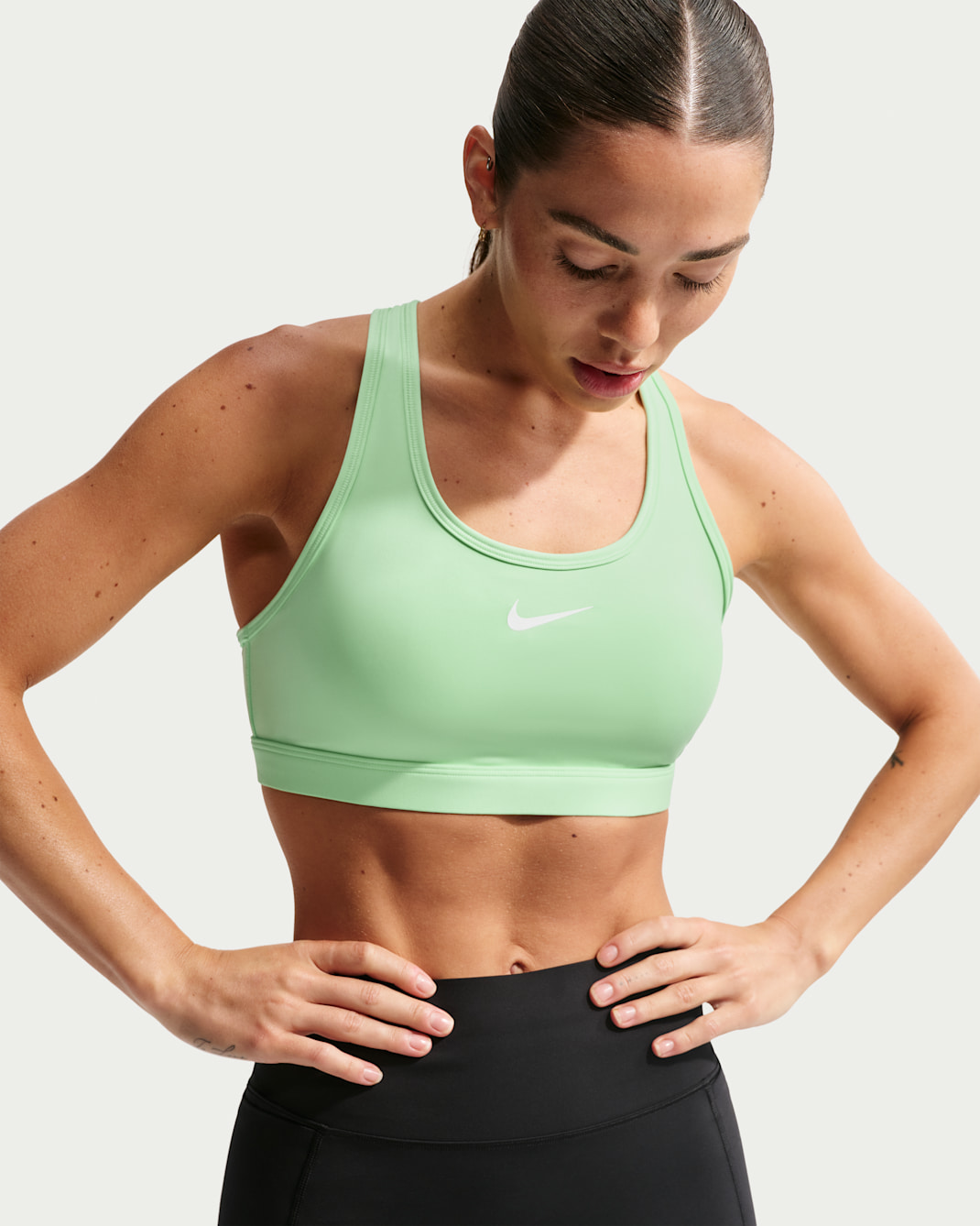 Bra deportivo con almohadilla de media sujeción para mujer Nike Swoosh - Pepino calma/Blanco