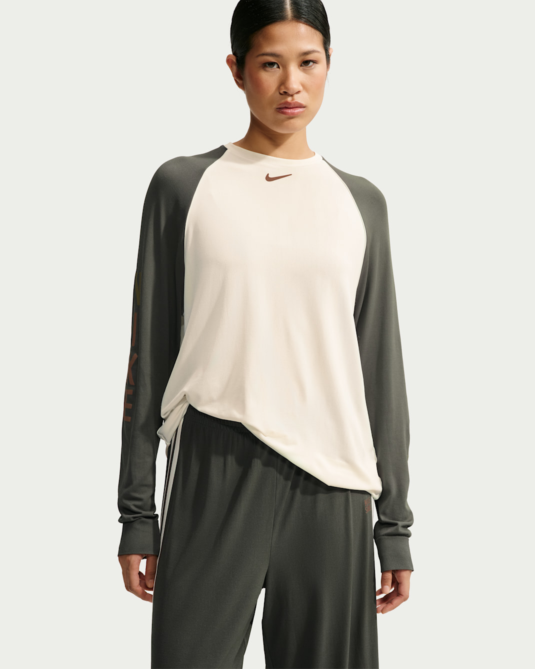 NikeSKIMS langermet overdel i Stretch Knit-stoff til dame - NSKM Ecru/NSKM Boulder