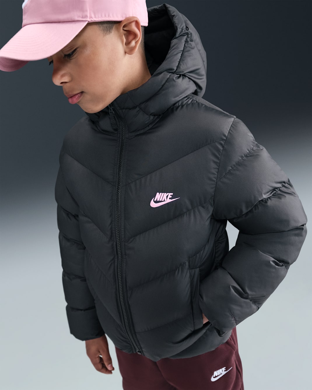 Pufferjacka Nike Sportswear All Day Play Therma-FIT med ledig passform för ungdom - Svart/Medium Soft Pink