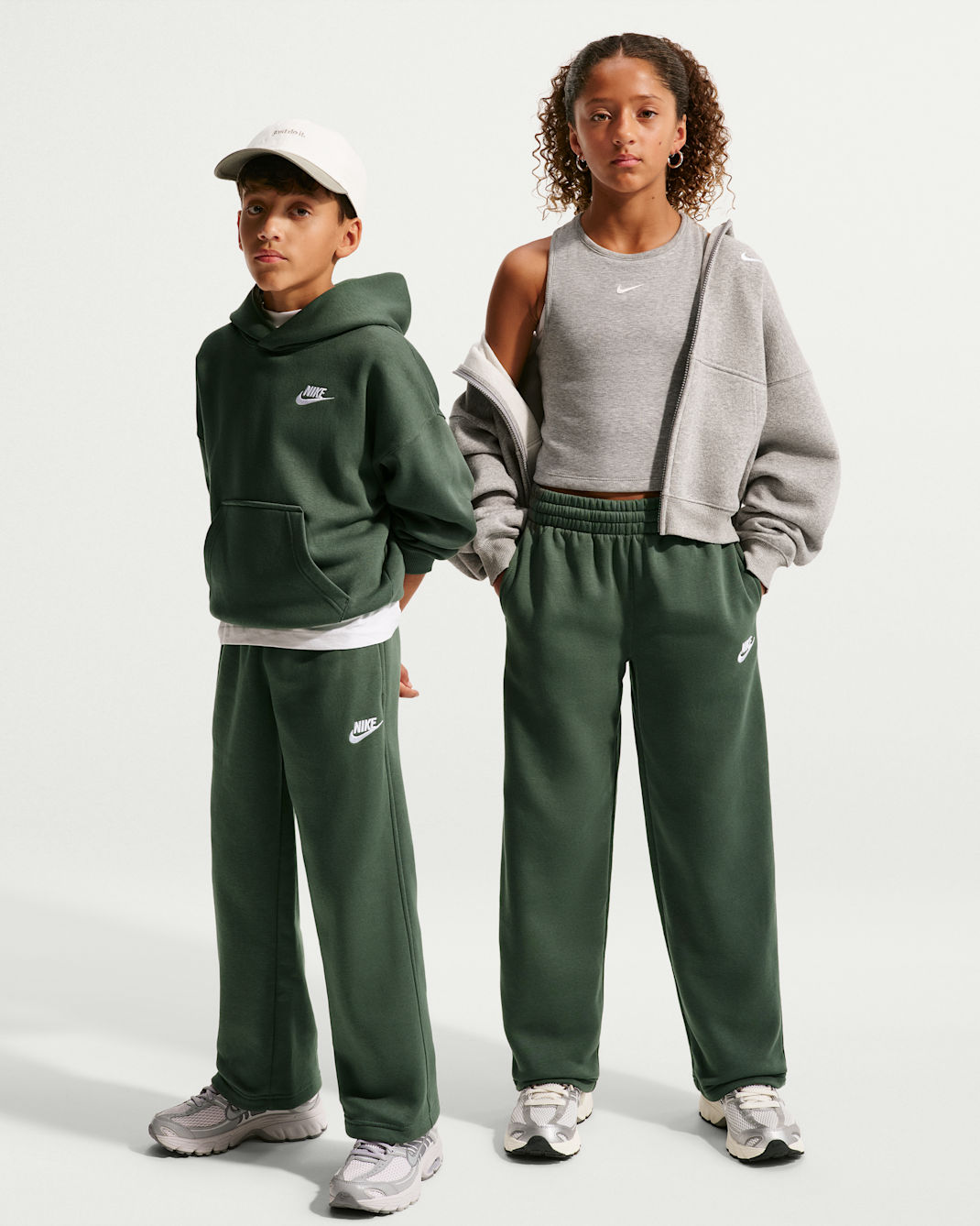 Pants holgados con dobladillo abierto para niños Nike Sportswear - Verde camuflaje/Blanco