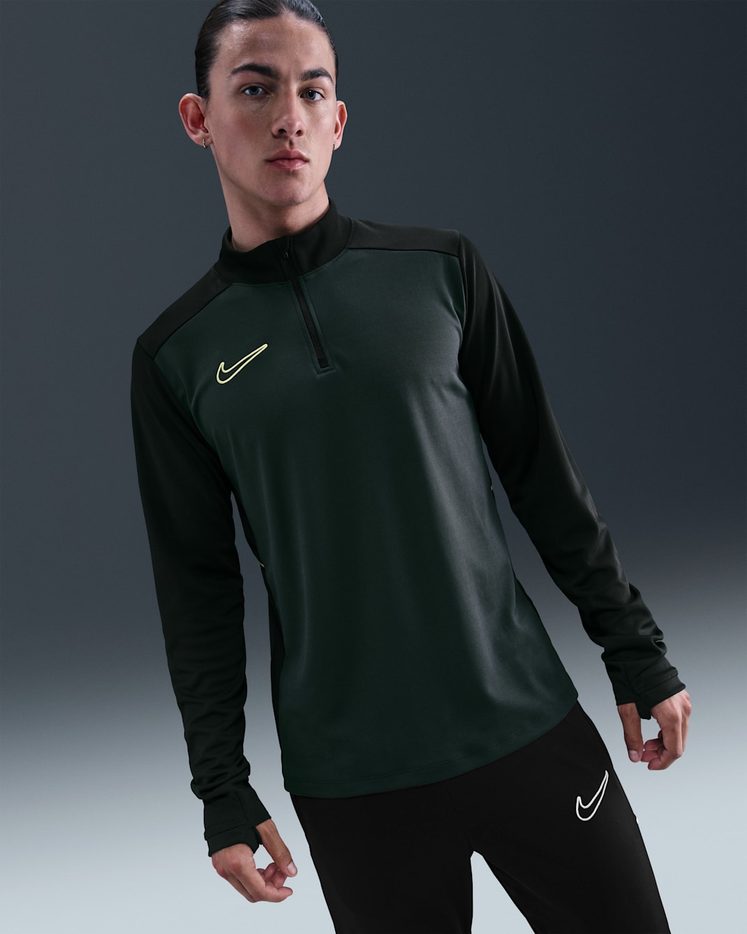 Playera de entrenamiento de fútbol Dri-FIT para hombre Nike Academy - Alga/Negro/Luz de calcio