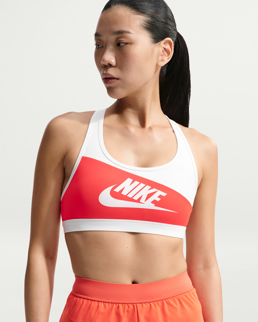 나이키 스우시 여성 미디엄 서포트 패드 스포츠 브라 - 라이트 크림슨/화이트/화이트/화이트