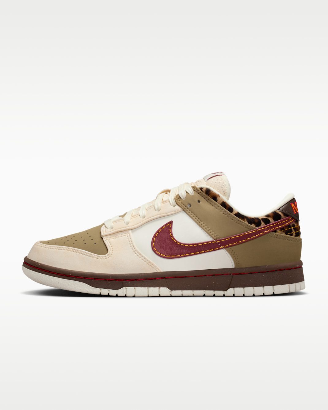 Tenis para mujer Nike Dunk Low - Caqui/Marrón barroco/Blanco perla/Rojo team