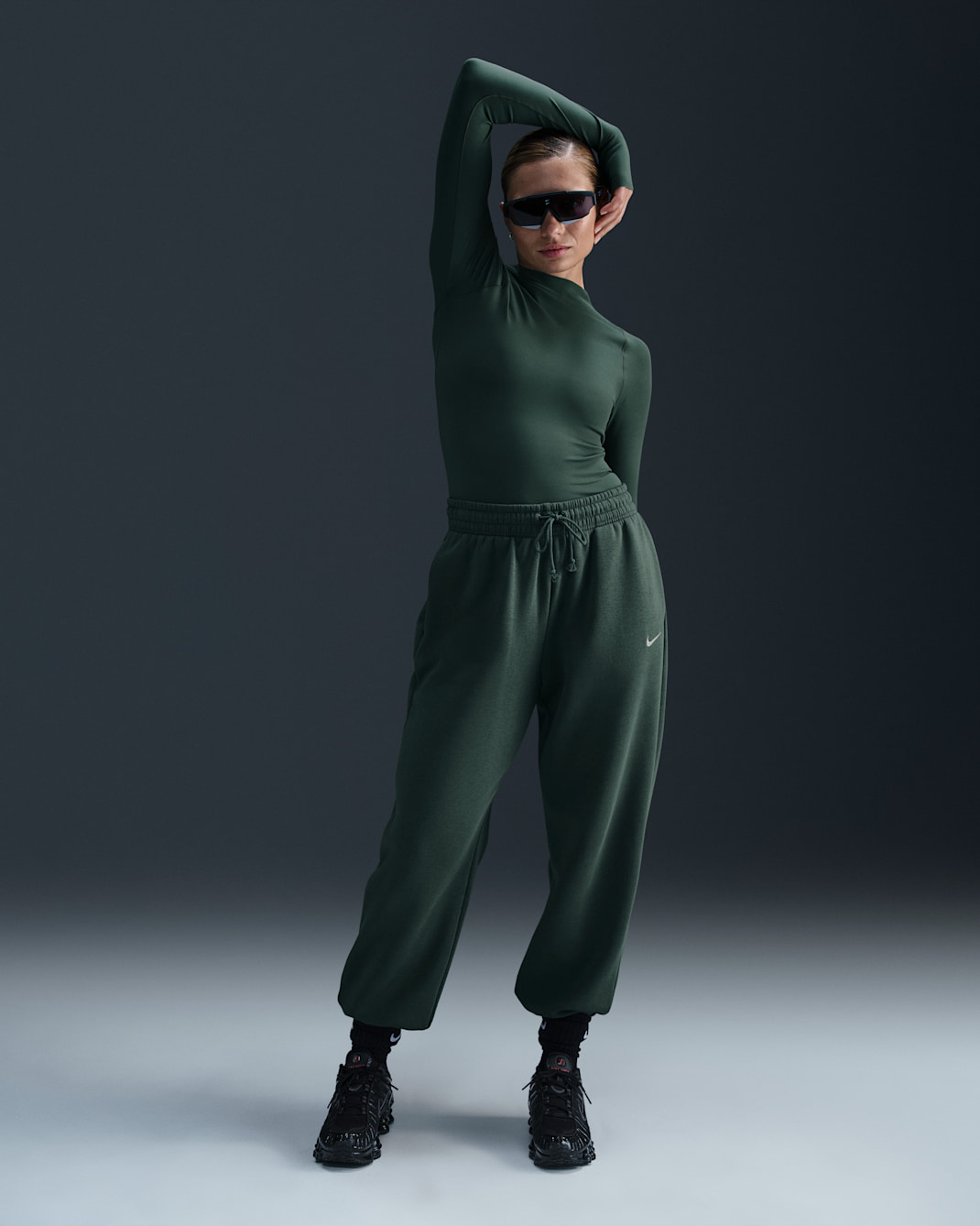 Pants de entrenamiento oversized de tiro alto para mujer Nike Sportswear Phoenix Fleece - Verde vintage/Vela
