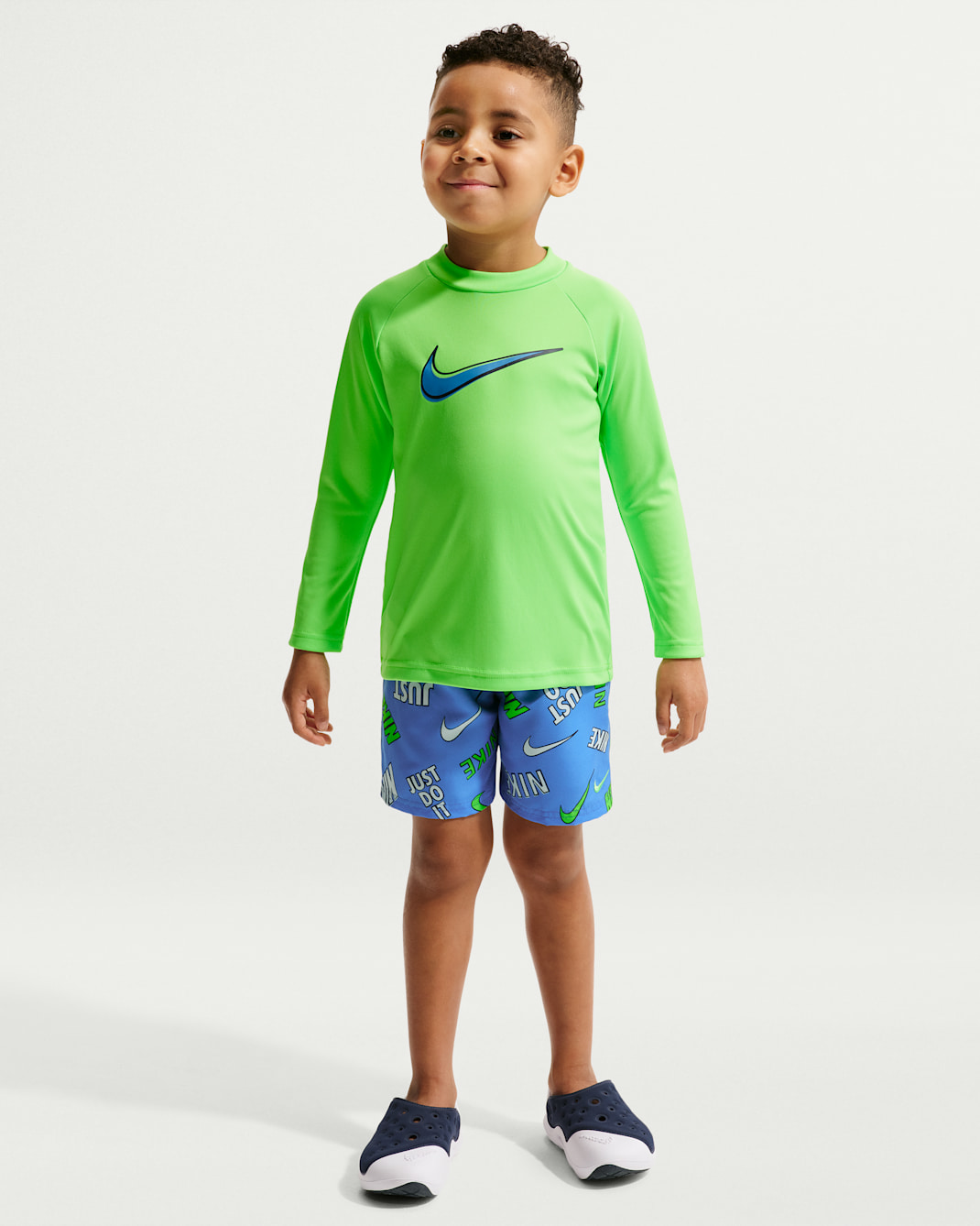 Shorts de playa o alberca con forro de ropa interior de 13 cm para niño talla pequeña Nike Swim Breaker Logo Tape - Azul cristal/Azul marino medianoche/Azul cristal/Verde voltaje