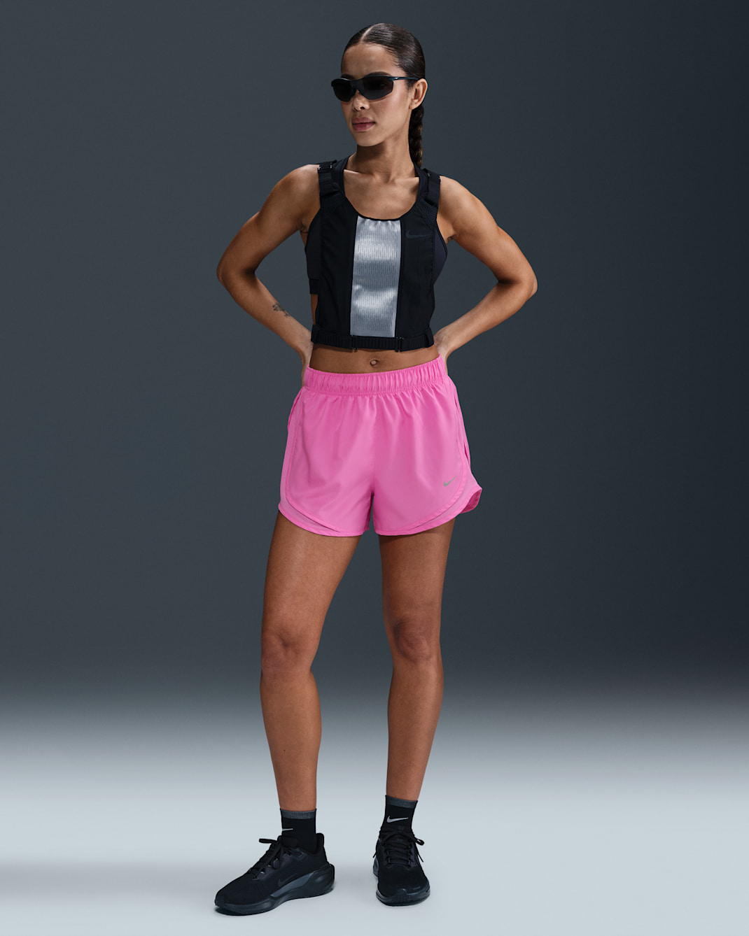 Shorts de correr Dri-FIT de tiro medio con forro de ropa interior para mujer Nike Tempo - Rosa alegre/Rosa alegre/Rosa alegre