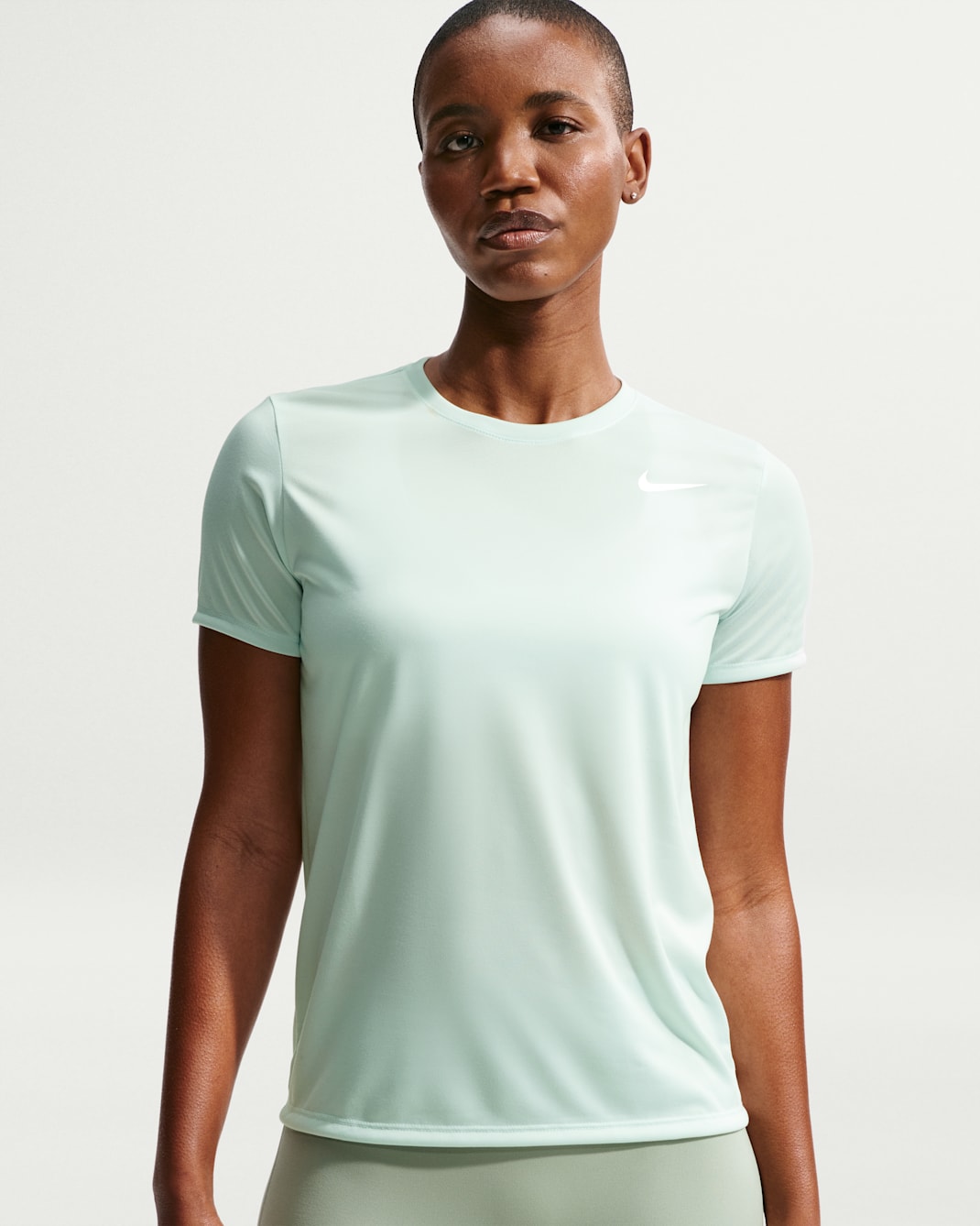 Playera para mujer Nike Dri-FIT - Verde ligero/Blanco