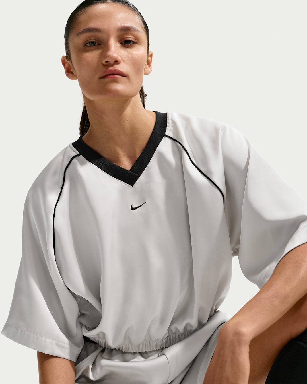 Dámský saténový oversize top Nike Sportswear - Light Bone/Černá