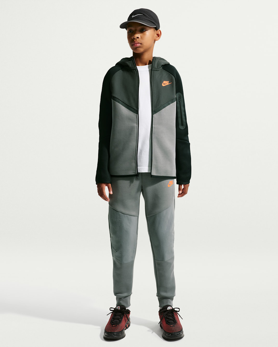 Nike Sportswear Tech Fleece Older Kids' Jogger - Smoke Grey/Bright Crimson