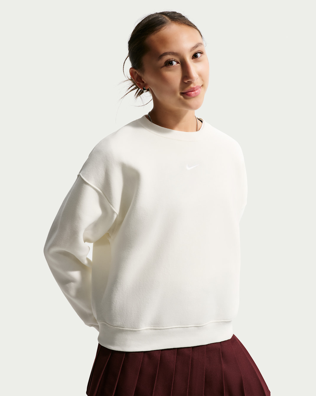 Nike Sportswear Studio Fleece-Sweatshirt mit Rundhalsausschnitt und kastiger Passform (Mädchen) - Sail/Weiß