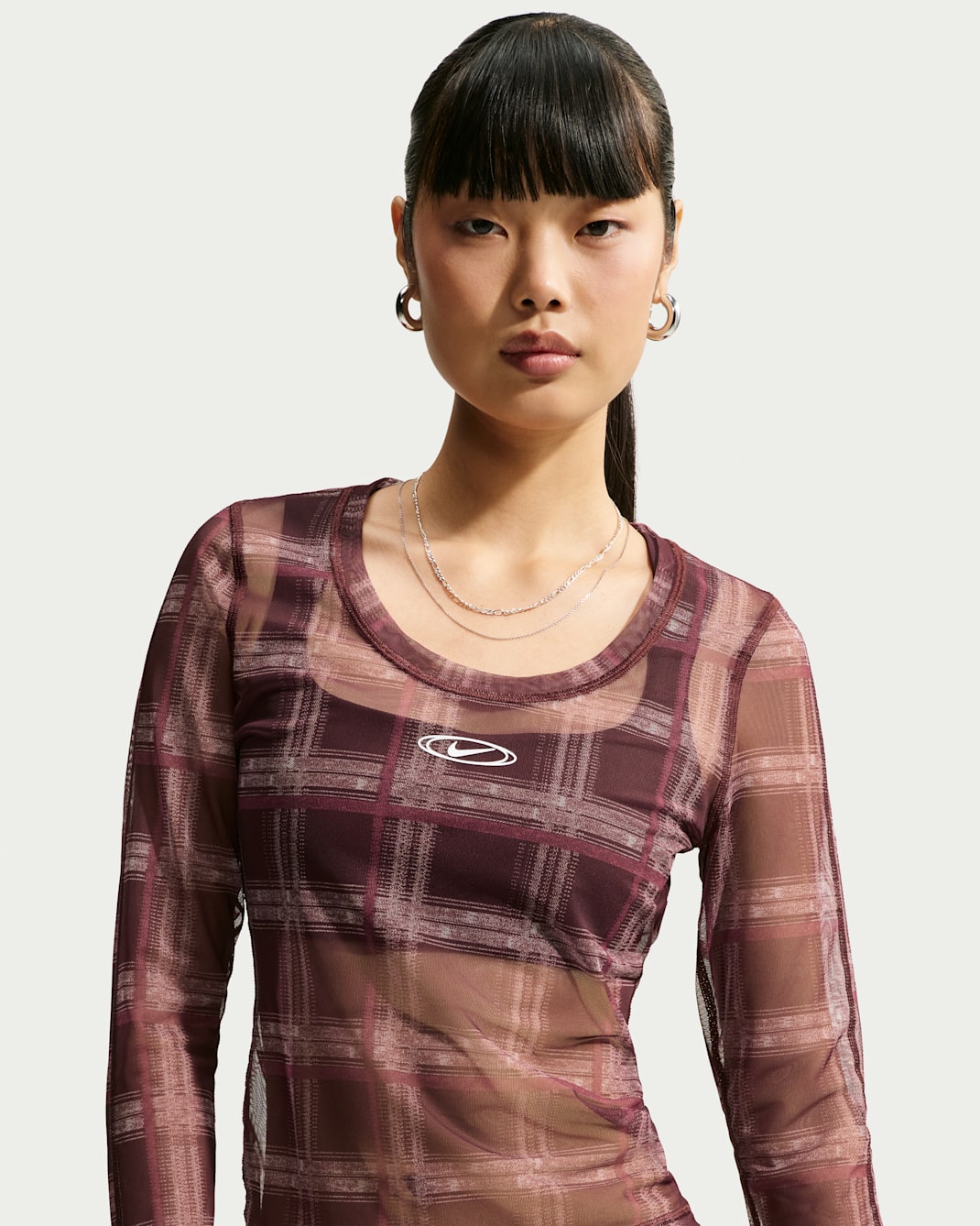Nike Sportswear kariertes Mesh-Longsleeve-Oberteil mit schmaler Passform (Damen) - Mystic Dates/Weiß
