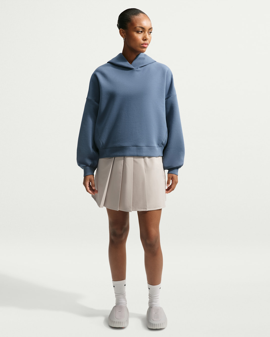 Plissert Nike 24.7 PerfectStretch Dri-FIT-skjørt med høyt liv og UV-beskyttelse til dame - Cream II/College Grey