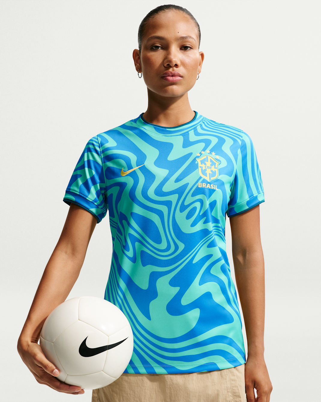 Playera de fútbol de manga corta Nike Dri-FIT para antes del partido para mujer Brazil - Menta claro/Azul foto claro/Canario