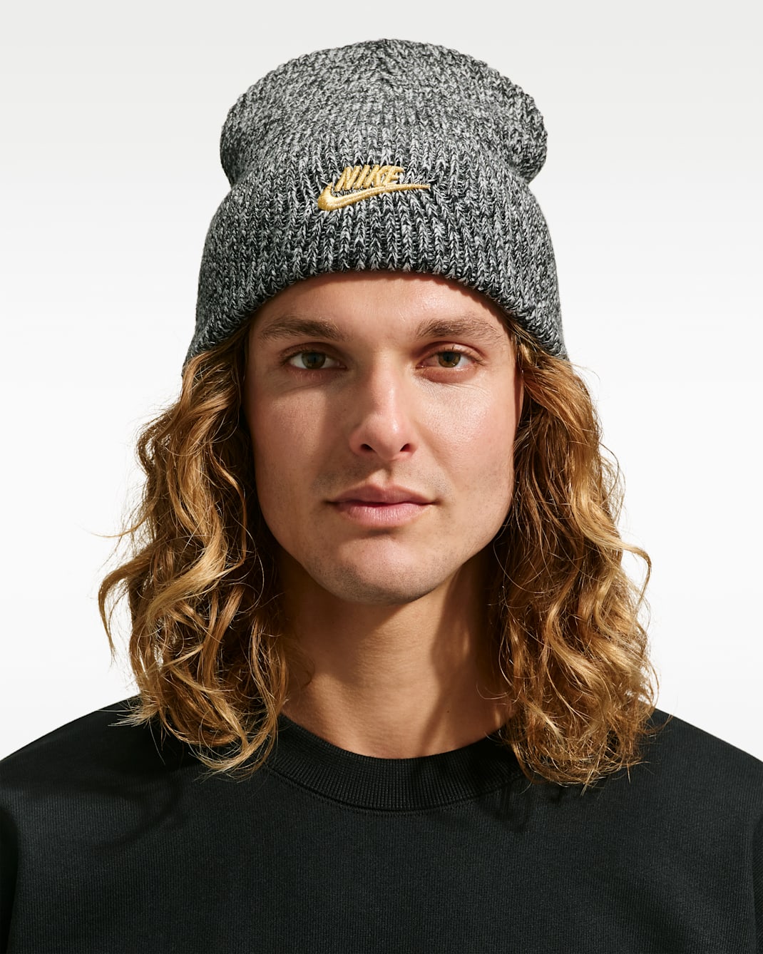 Nike Peak Older Kids' Beanie - Black/Sail/Metallic Gold
