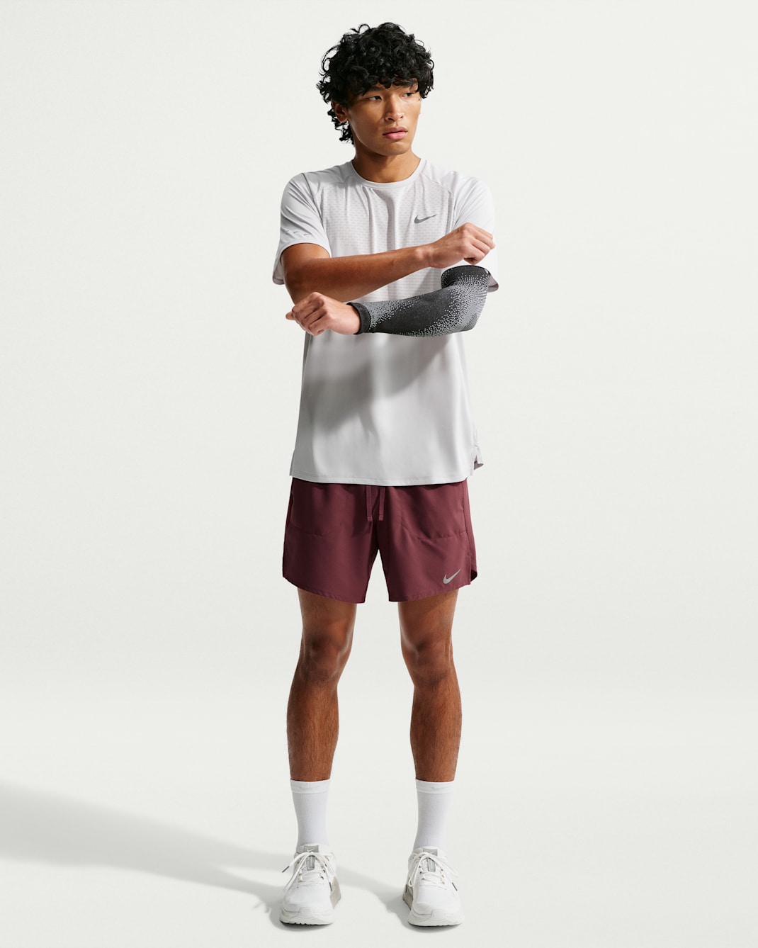 Shorts de correr Dri-FIT de 18 cm 2 en 1 para hombre Nike Stride - Roca claro