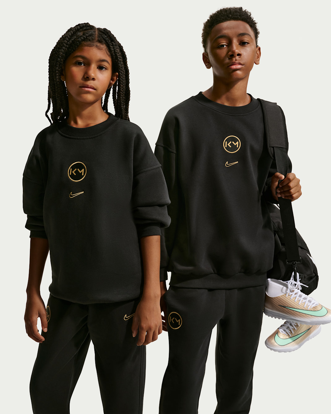 Kylian Mbappé Club Fleece Older Kids' Nike Football Oversized Crew Neck - Black/Metallic Gold