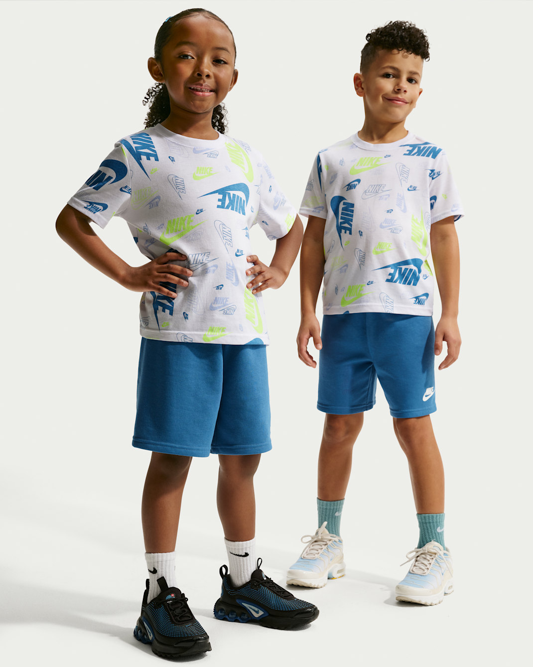 나이키 리틀키즈 프린트 티셔츠 및 경량 프렌치 테리 쇼츠 세트 - 스타 블루