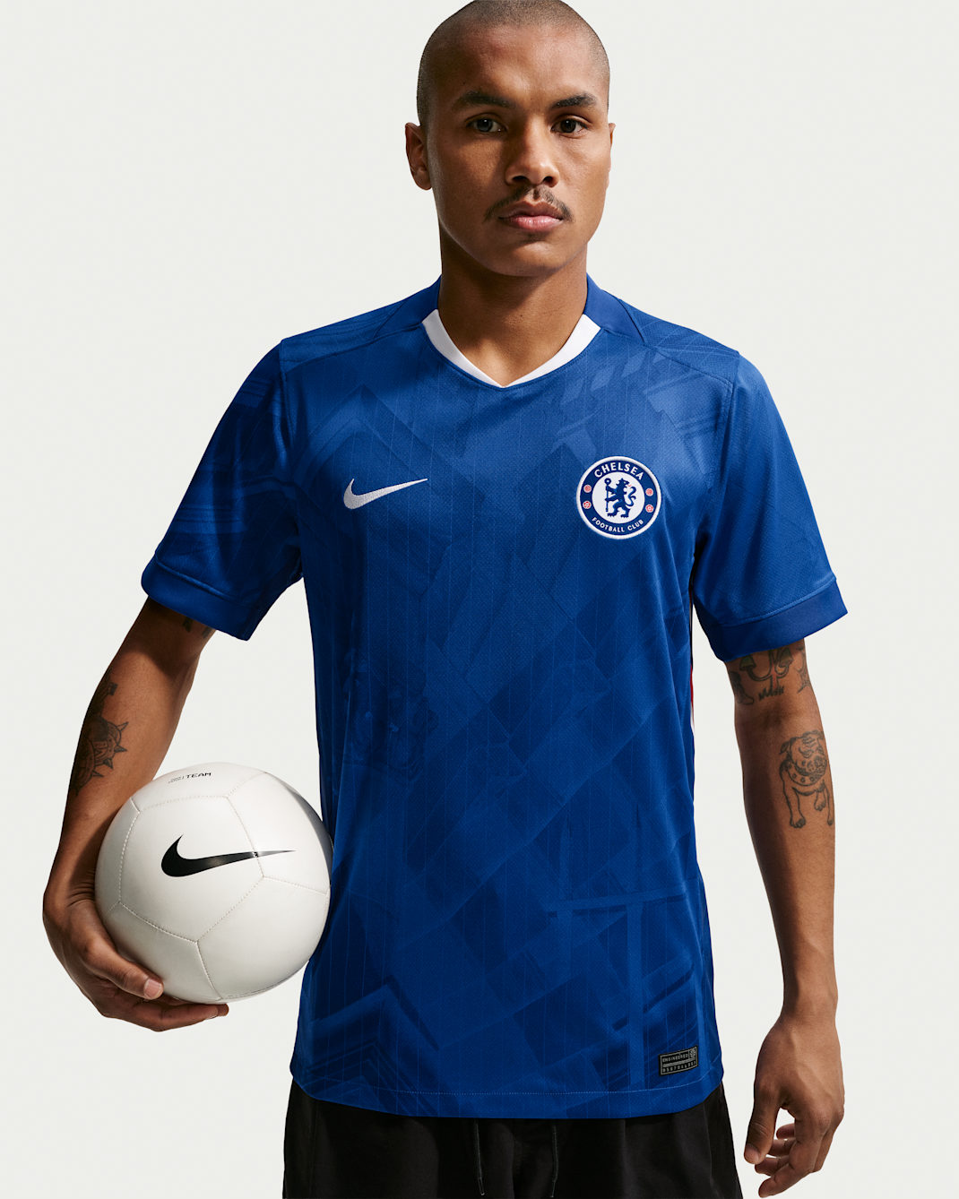 Chelsea FC local 2025/26 Stadium Jersey de fútbol Nike Dri-FIT Replica para hombre - Azul enérgico/Blanco/Rojo velocidad/Blanco