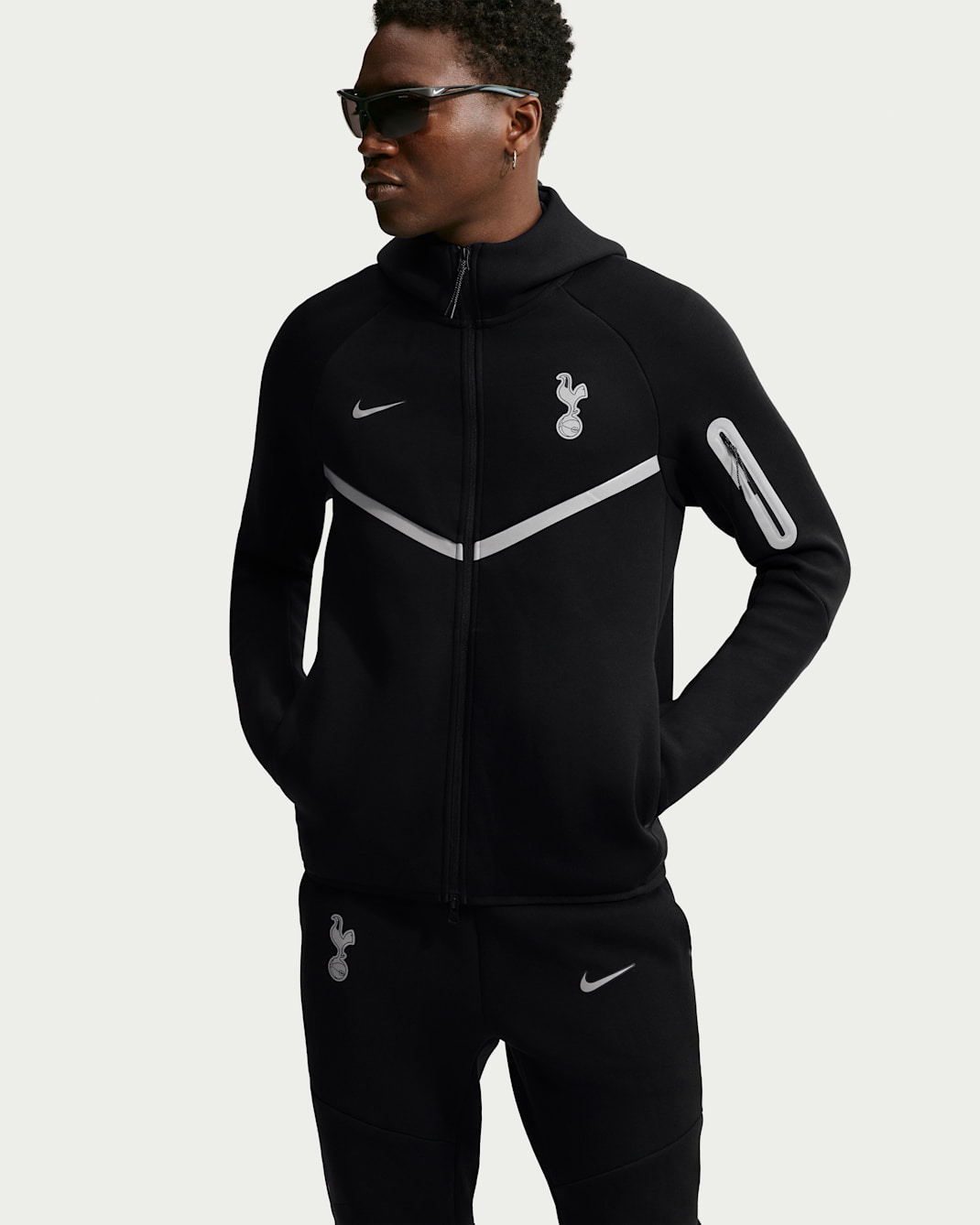 Tottenham Hotspur Tech Fleece Men's Nike Windrunner Jacket - Black