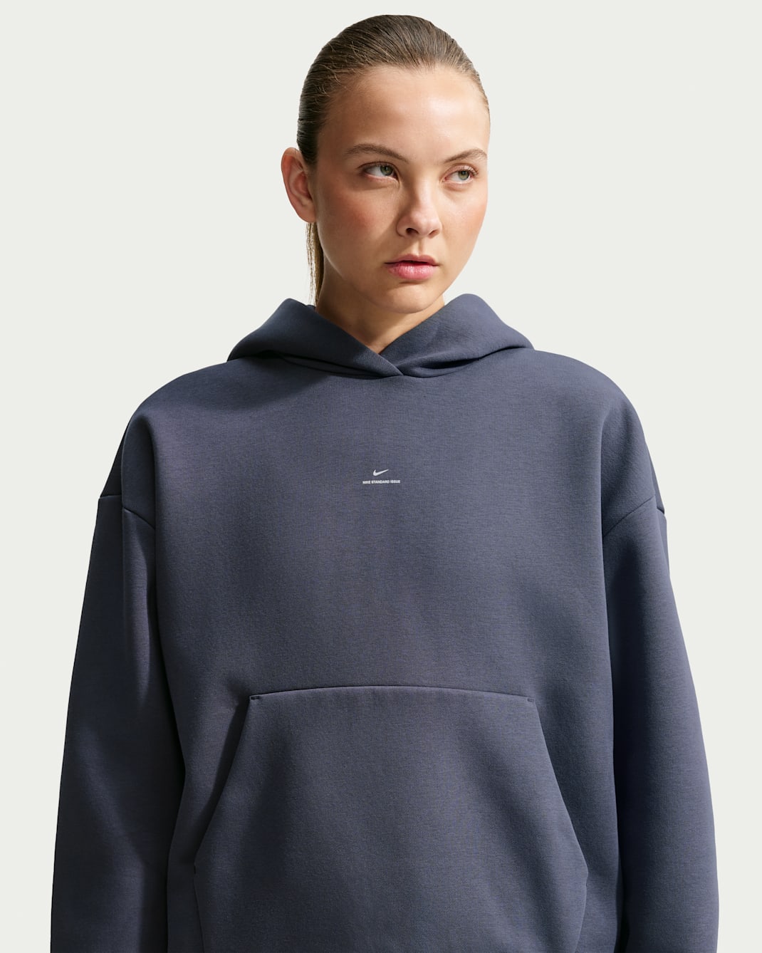 Sudadera con gorro sin cierre de básquetbol cepillada para mujer Nike Standard Issue - Parrilla/Marfil pálido