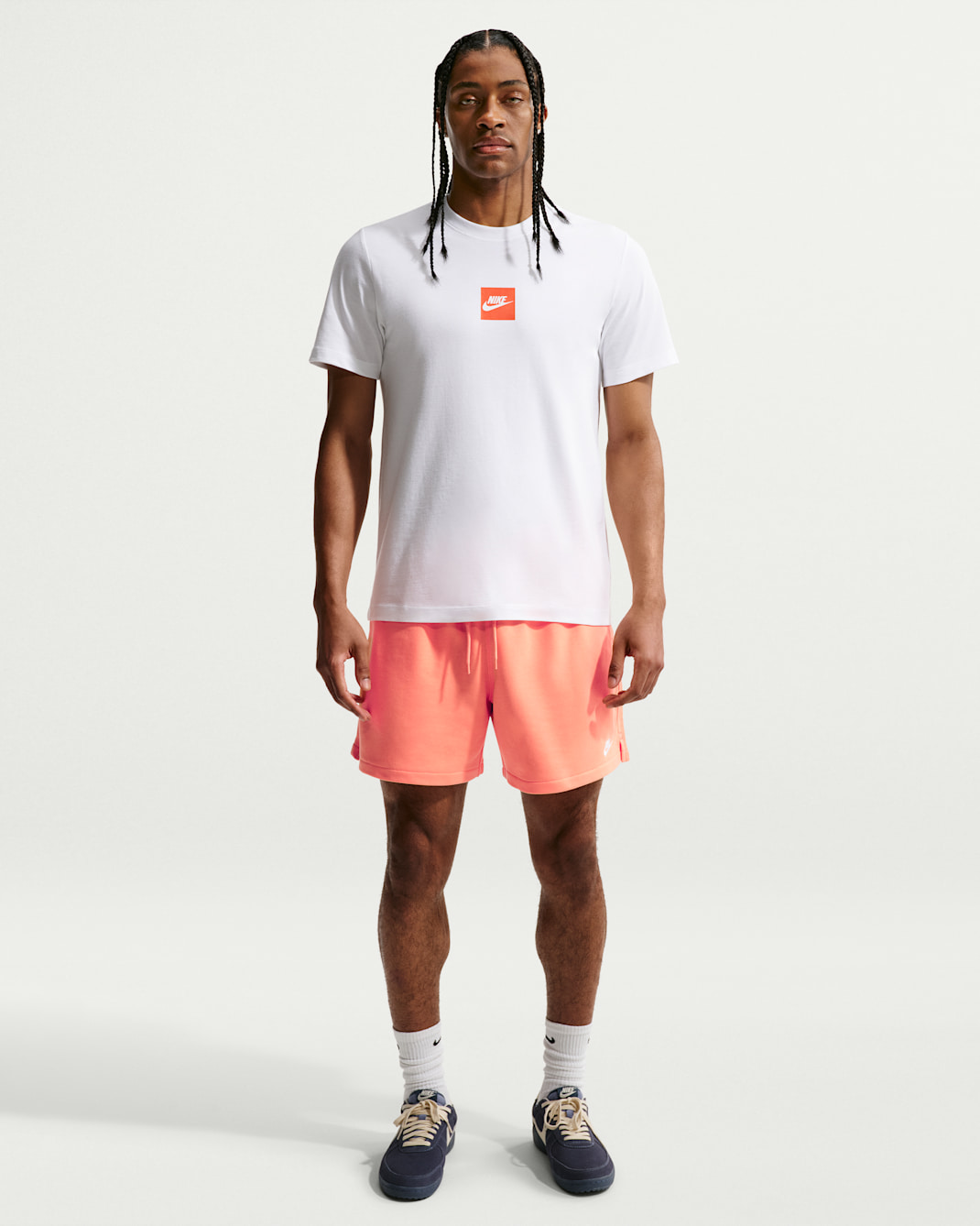 Pánské volné kraťasy Nike Club z francouzského froté - Orange Frost/Orange Frost/Bílá