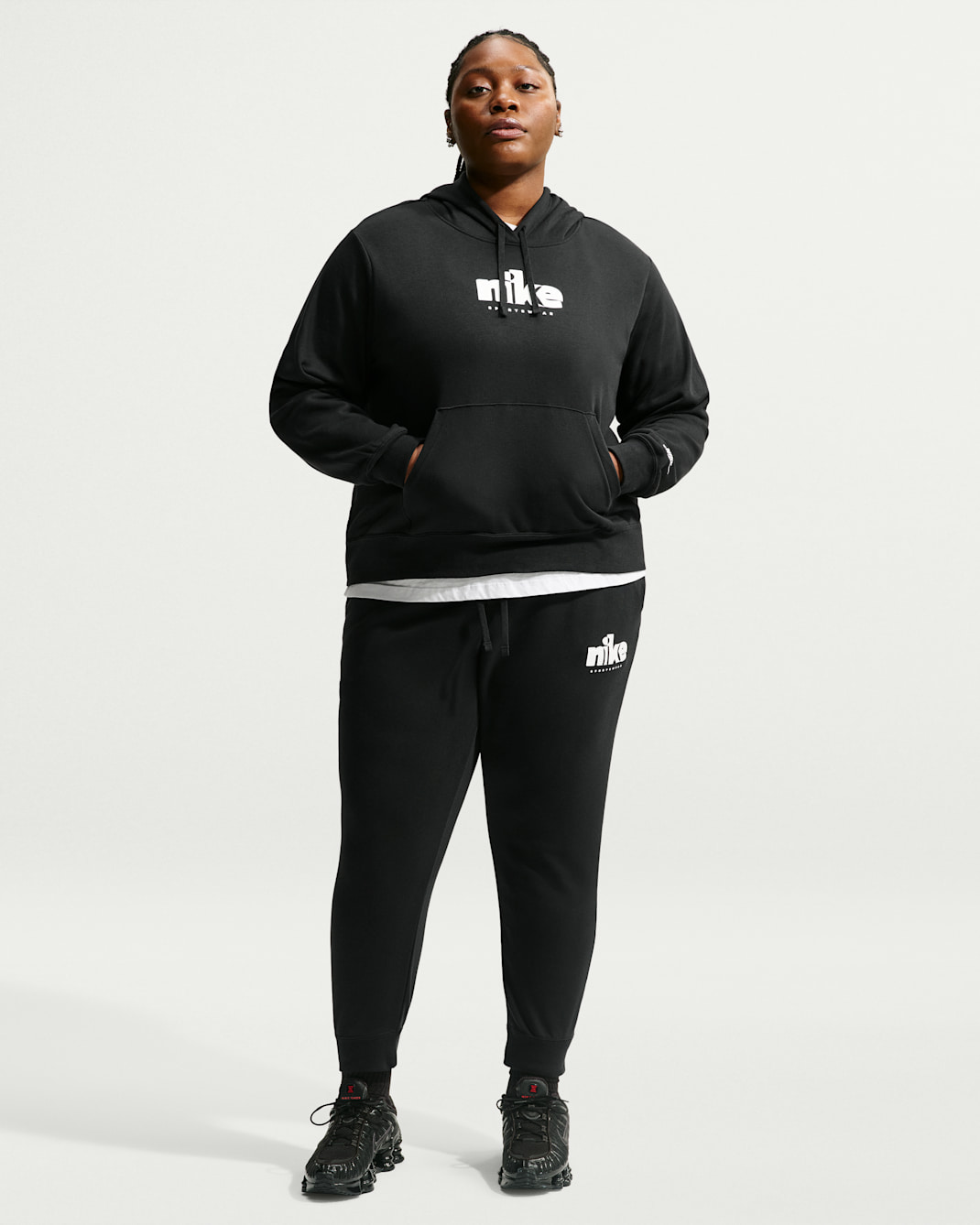 Nike Sportswear Club Fleece Women's Graphic Mid-Rise Pants (Plus Size) - Black/White