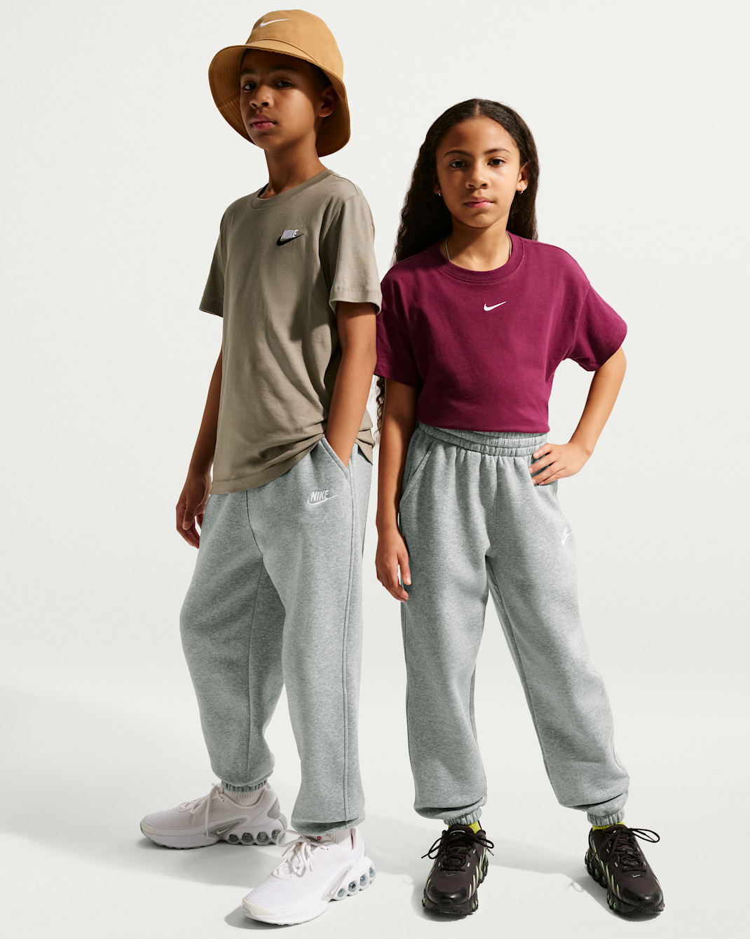 Pants holgados para niños talla grande Nike Sportswear Club Fleece - Gris oscuro jaspeado/Gris básico/Blanco