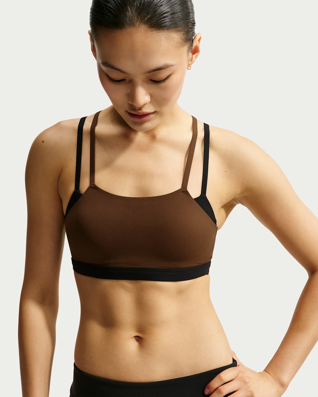 สปอร์ตบราซัพพอร์ตบางเบาเสริมฟองน้ำผู้หญิง Nike Zenvy - Cacao Wow/ดำ/ขาว
