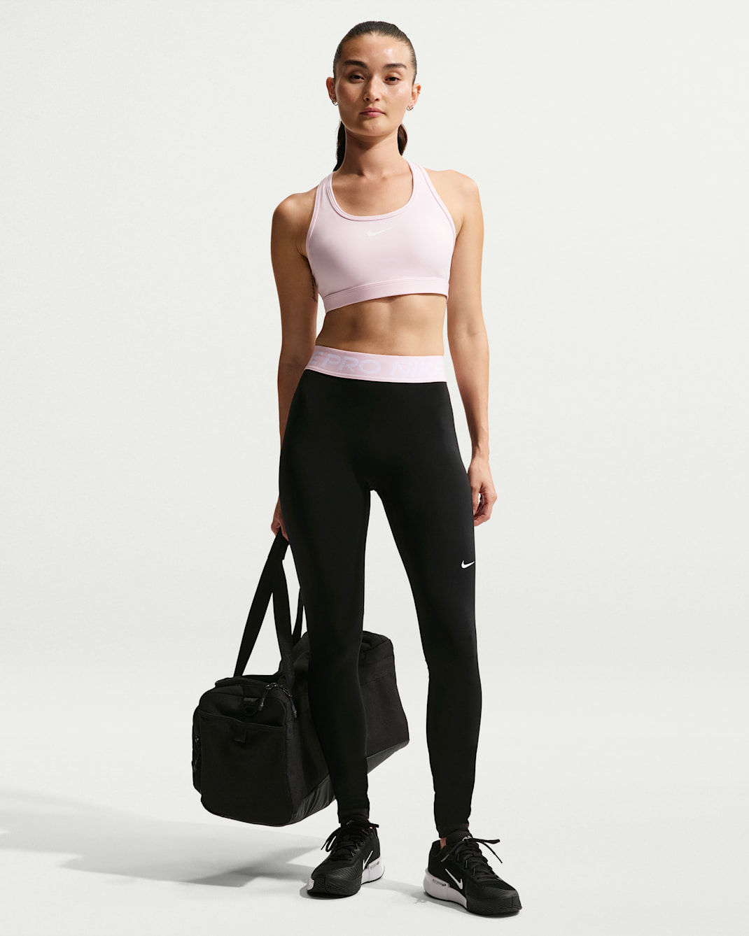 Nike Pro leggings i full lengde med mellomhøyt liv til dame - Svart/Pink Foam/Pink Foam/Hvit