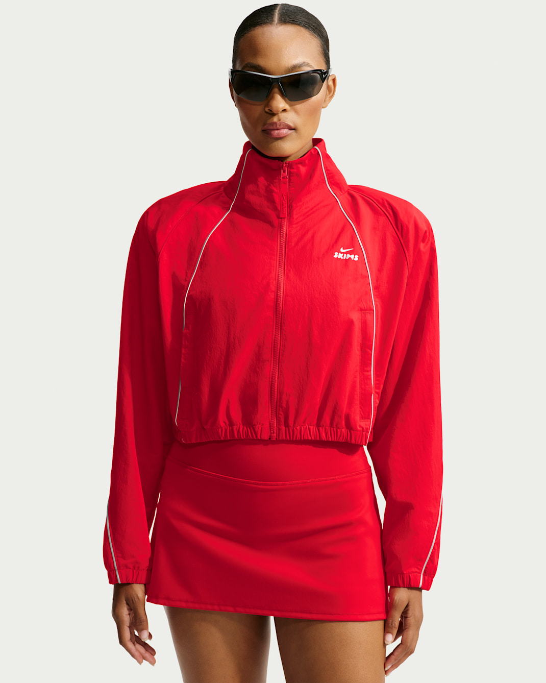 NikeSKIMS Crunchy avkortet damejakke i nylon - University Red