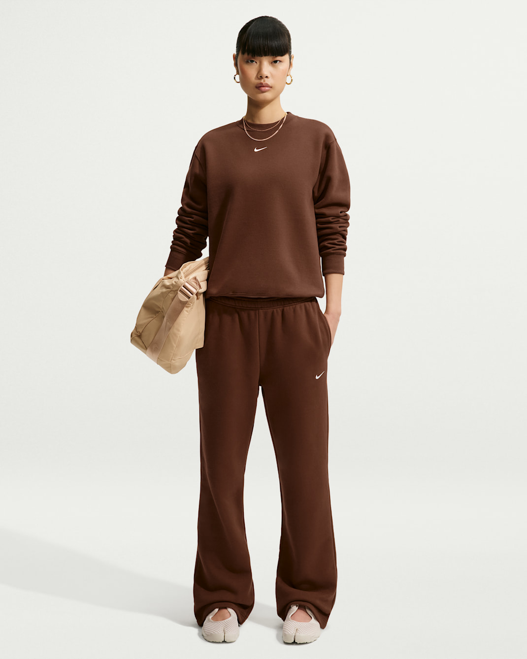 Pantaloni a vita media con bordo aperto Nike Studio Fleece Medium Weight – Donna - Cacao Wow/Sail