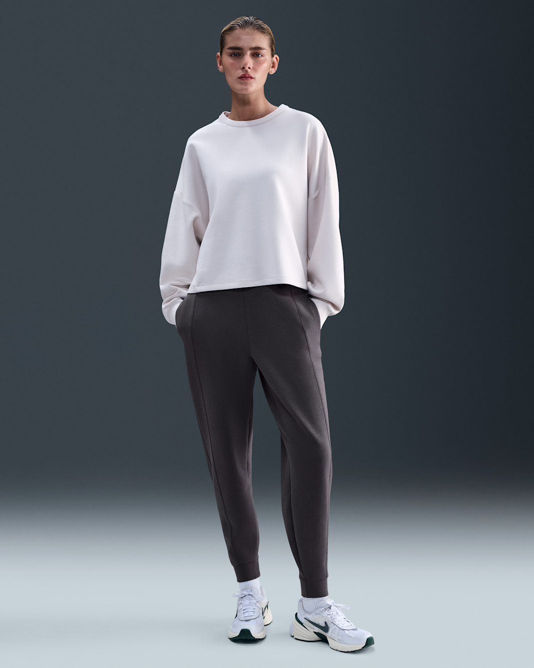 Nike 24.7 ImpossiblySoft Dri-FIT joggingbroek met halfhoge taille voor dames - Thunder Grey/Dark Shadow