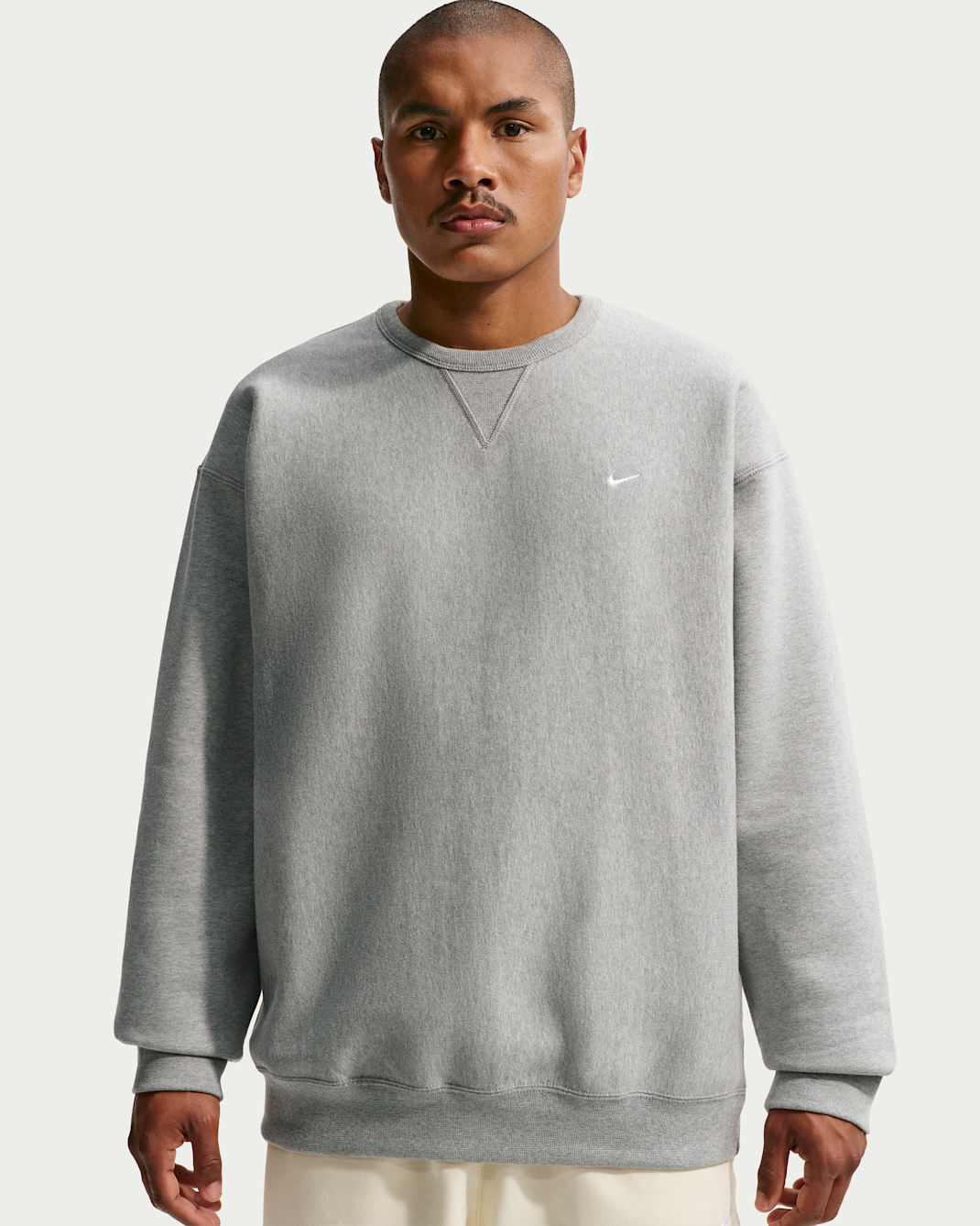 Nike Solo Swoosh Men's Fleece Crew - Dark Grey Heather/White