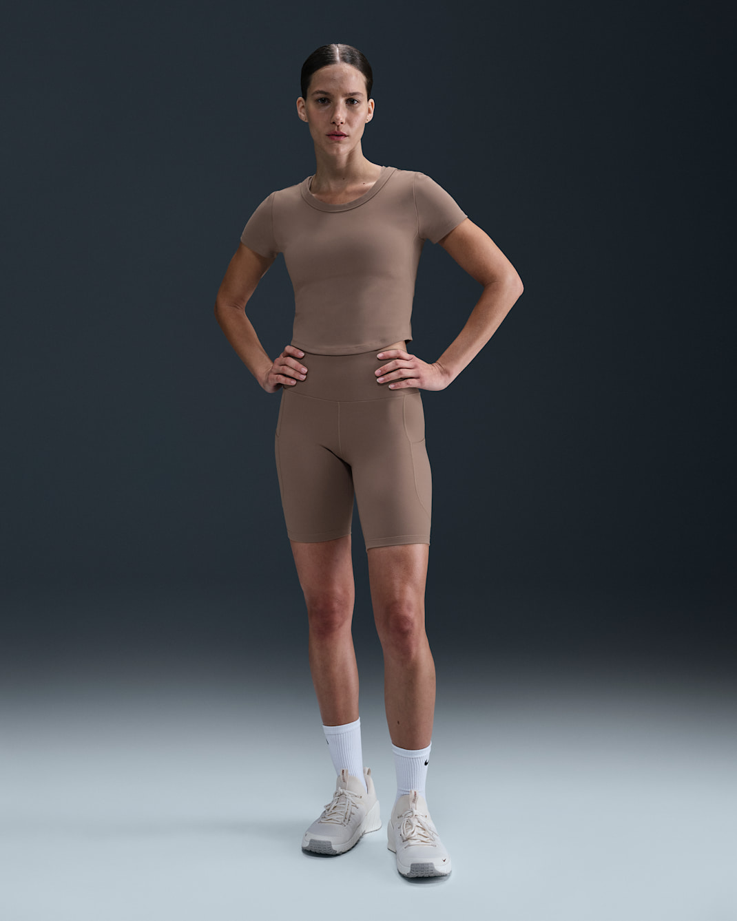 Shorts de ciclismo de tiro alto de 20 cm con bolsillos para mujer Nike One - Marrón visón/Negro