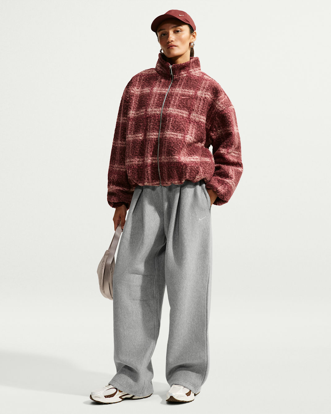 Nike Studio Fleece Heavyweight Pantalón oversize plisado de talle alto con dobladillo abierto - Mujer - Gris oscuro jaspeado/Sail