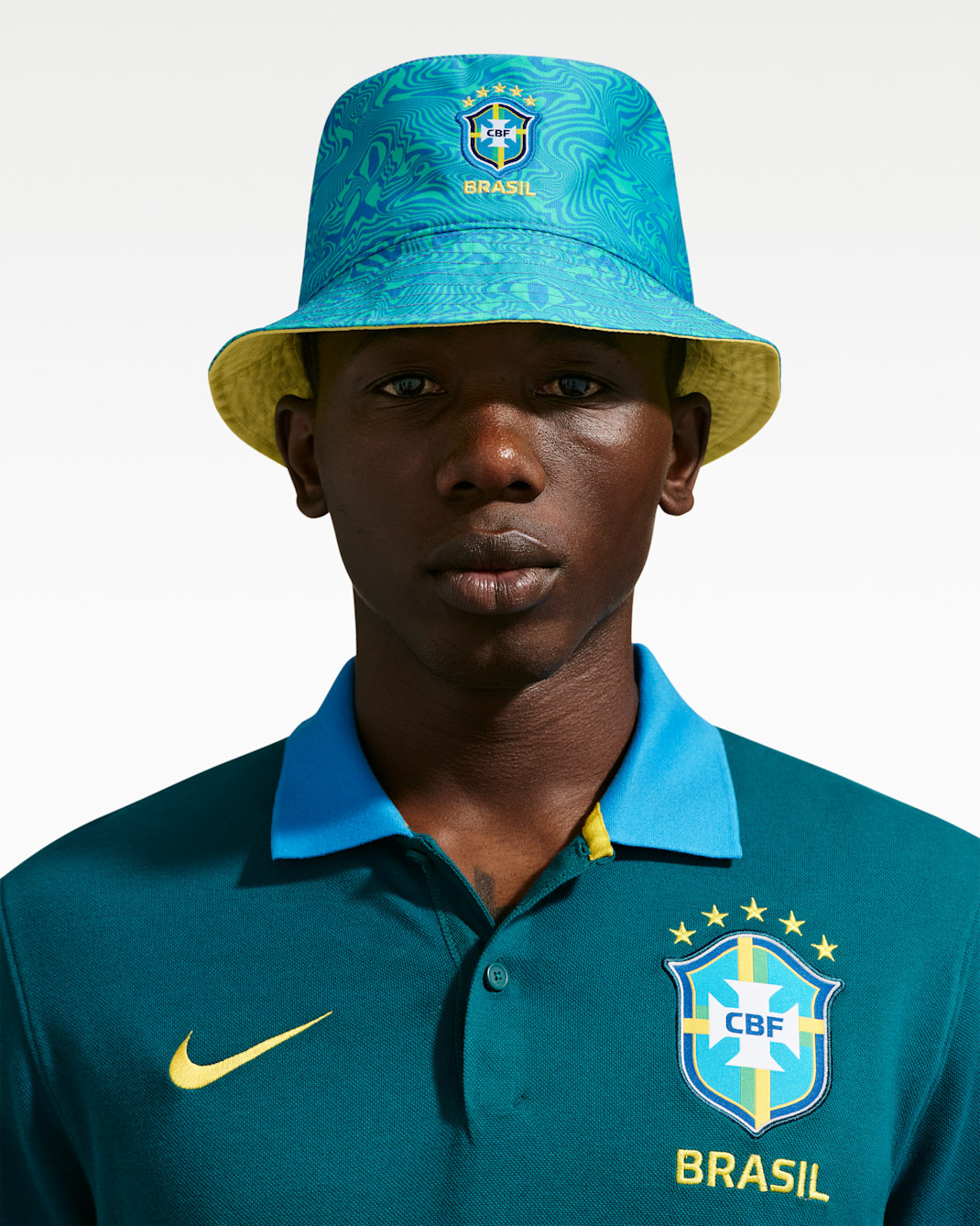 Gorro tipo pescador cuadrado de futbol Nike Brazil Apex - Multicolor