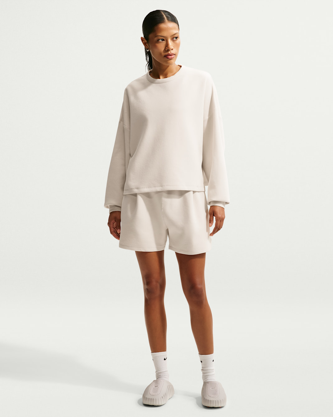 Shorts Dri-FIT de tiro medio holgados de 10 cm para mujer Nike 24.7 ImpossiblySoft - Marrón verdoso claro/Vela/Mena de hierro claro