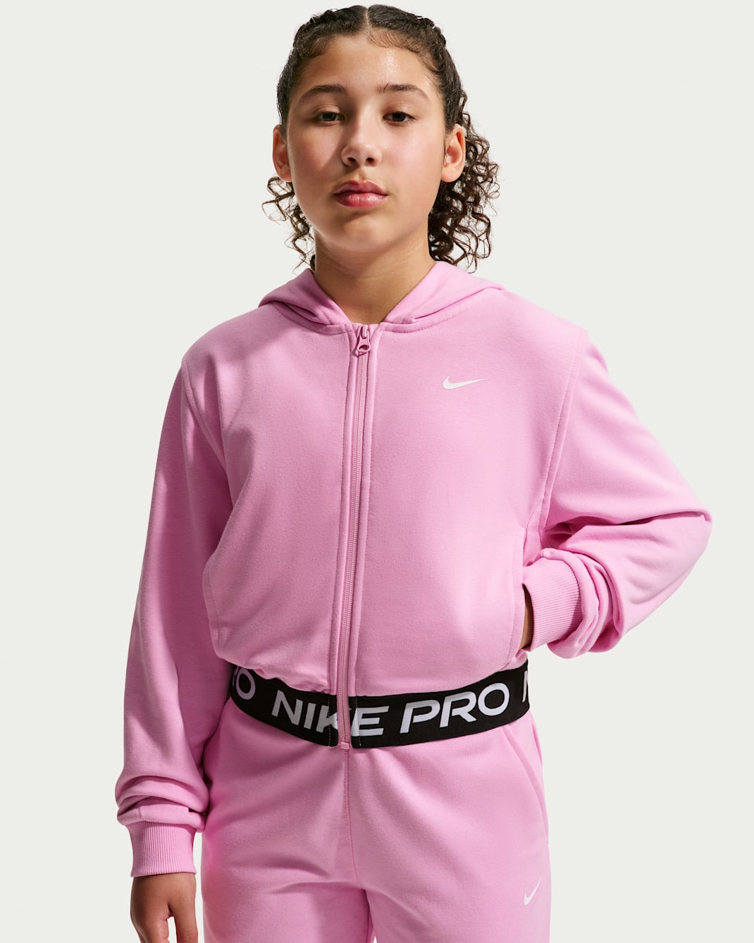 Nike Pro Fleece Dri-FIT-hættetrøje med fuld lynlås til større børn (piger) - Pink Rise/Pink Rise/sort/hvid
