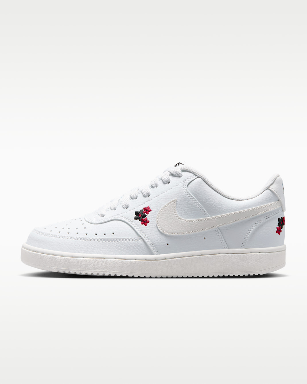 Tenis para mujer Nike Court Vision Low SE "Stitched Floral" - Blanco cáscara de huevo/Rojo duro/Negro/Blanco cumbre