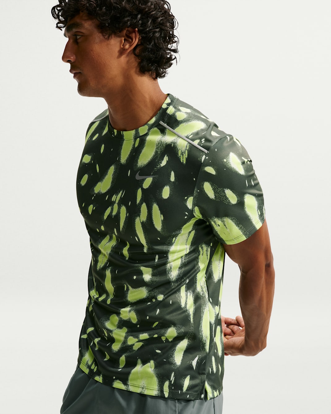 Kortärmad löpartröja Nike Miler Dri-FIT med UV-skydd för män - Camo Green