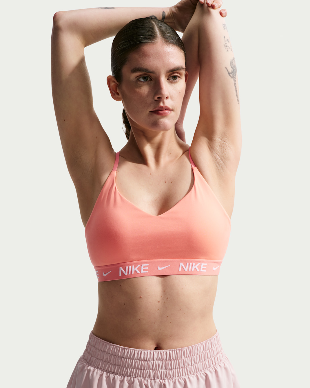 Bra deportivo ajustable con almohadillas para mujer Nike Indy Light Support - Carmesí felicidad