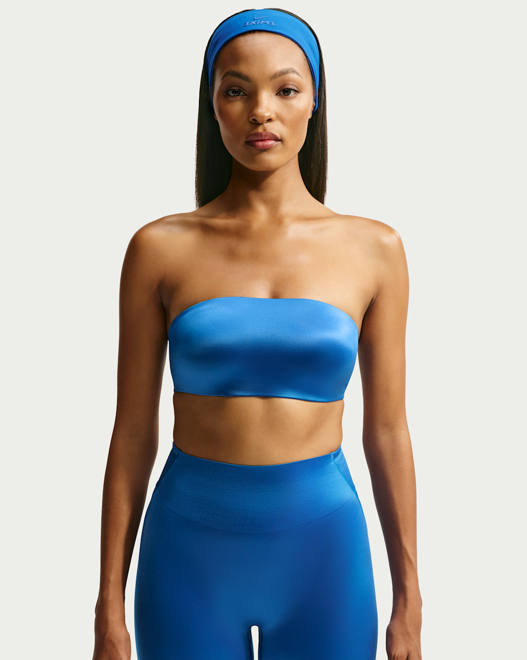 NikeSKIMS Satin Shine wendbarer Bandeau-Sport-BH - NSKM Cobalt/NSKM Cobalt