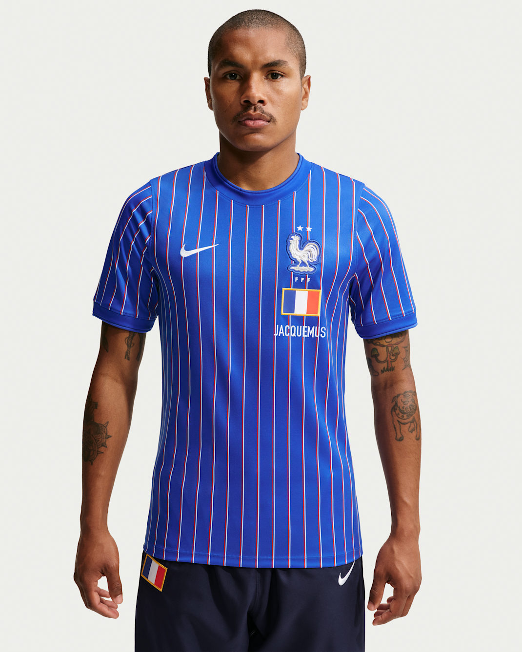 Haut de foot à manches courtes Academy Pro France x Jacquemus pour homme - Game Royal/University Red/Blanc