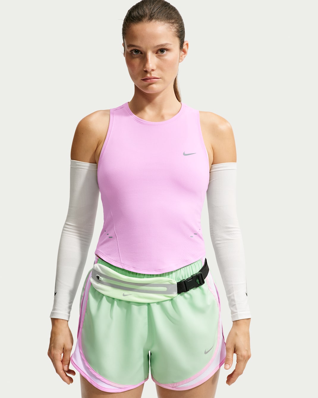 Camiseta de tirantes de correr Dri-FIT cropped sin costuras para mujer Nike Swift - Rosa amanecer/Gris azulado