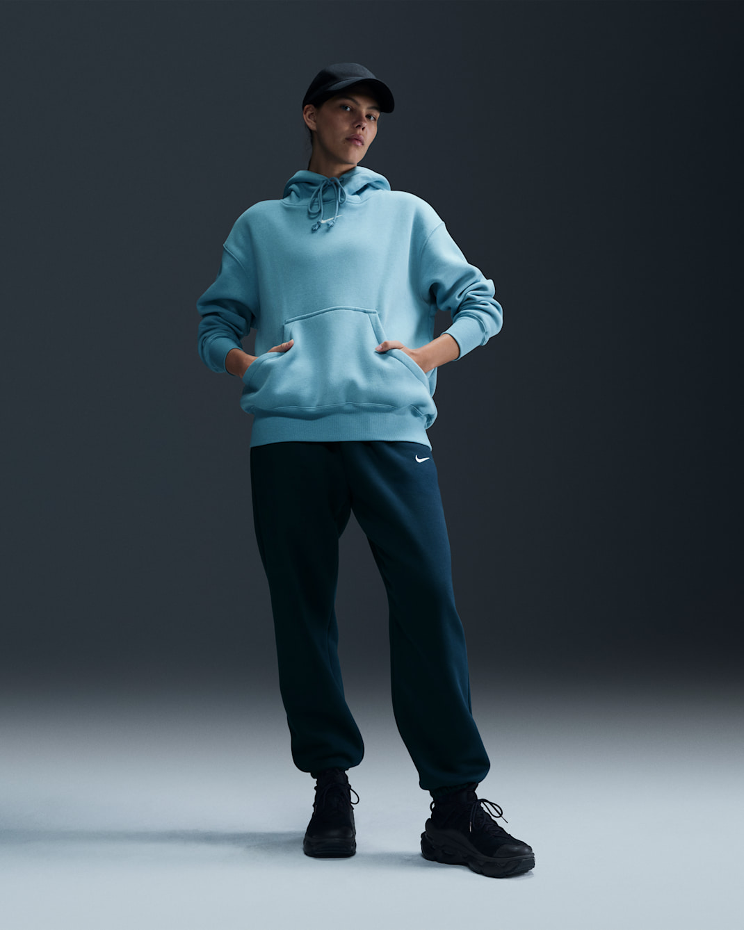 Pants de entrenamiento oversized de tiro alto para mujer Nike Sportswear Phoenix Fleece - Azul marino militar/Vela