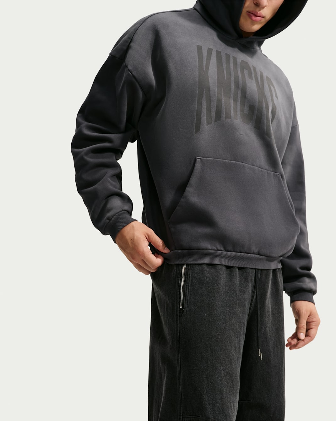 New York Knicks Standard Issue Men's Therma-FIT Fleece Basketball Pullover Hoodie