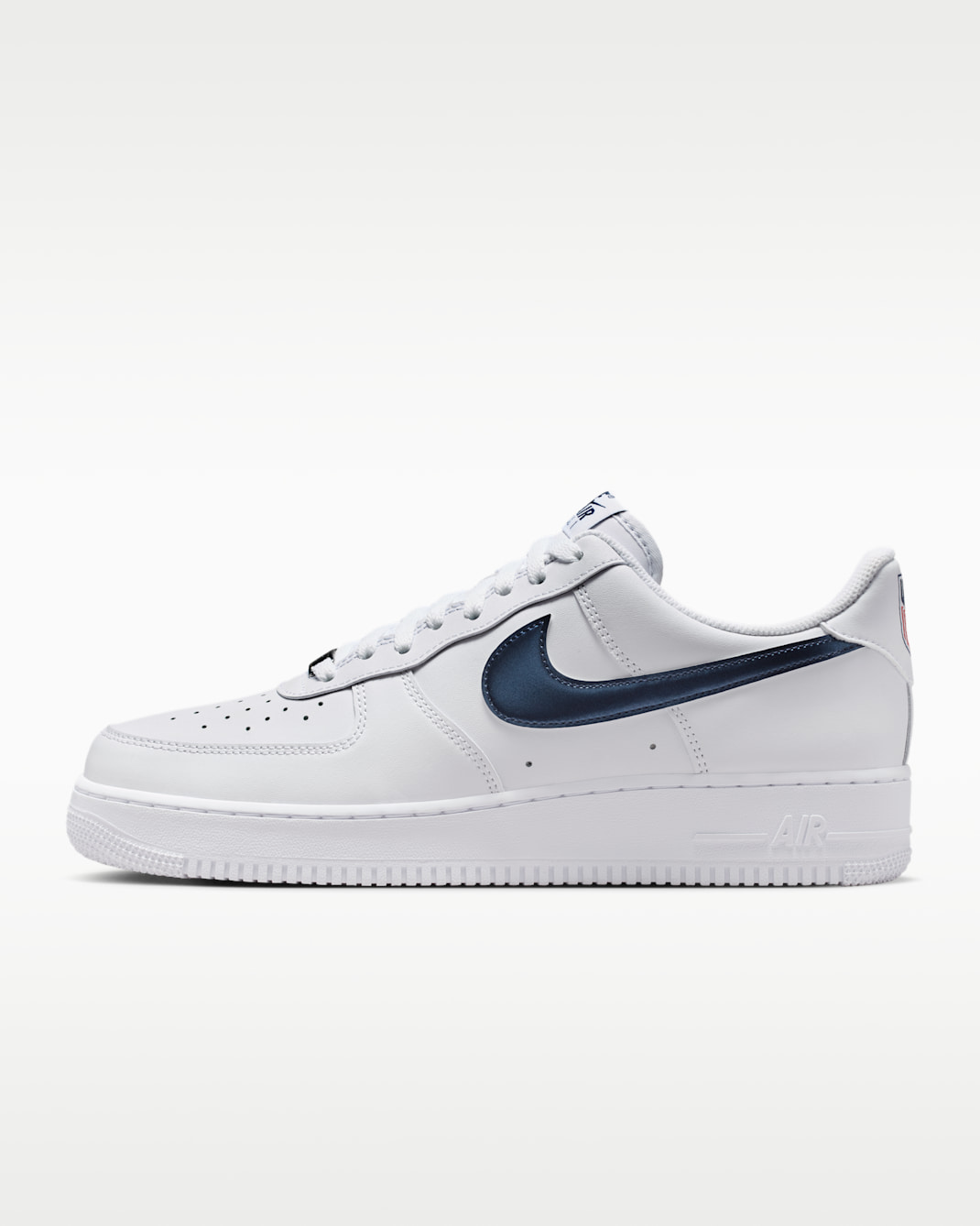 Nike エア フォース 1 '07 LV8 メンズシューズ - ホワイト/ユニバーシティレッド/ユニバーシティレッド/ミッドナイトネイビー