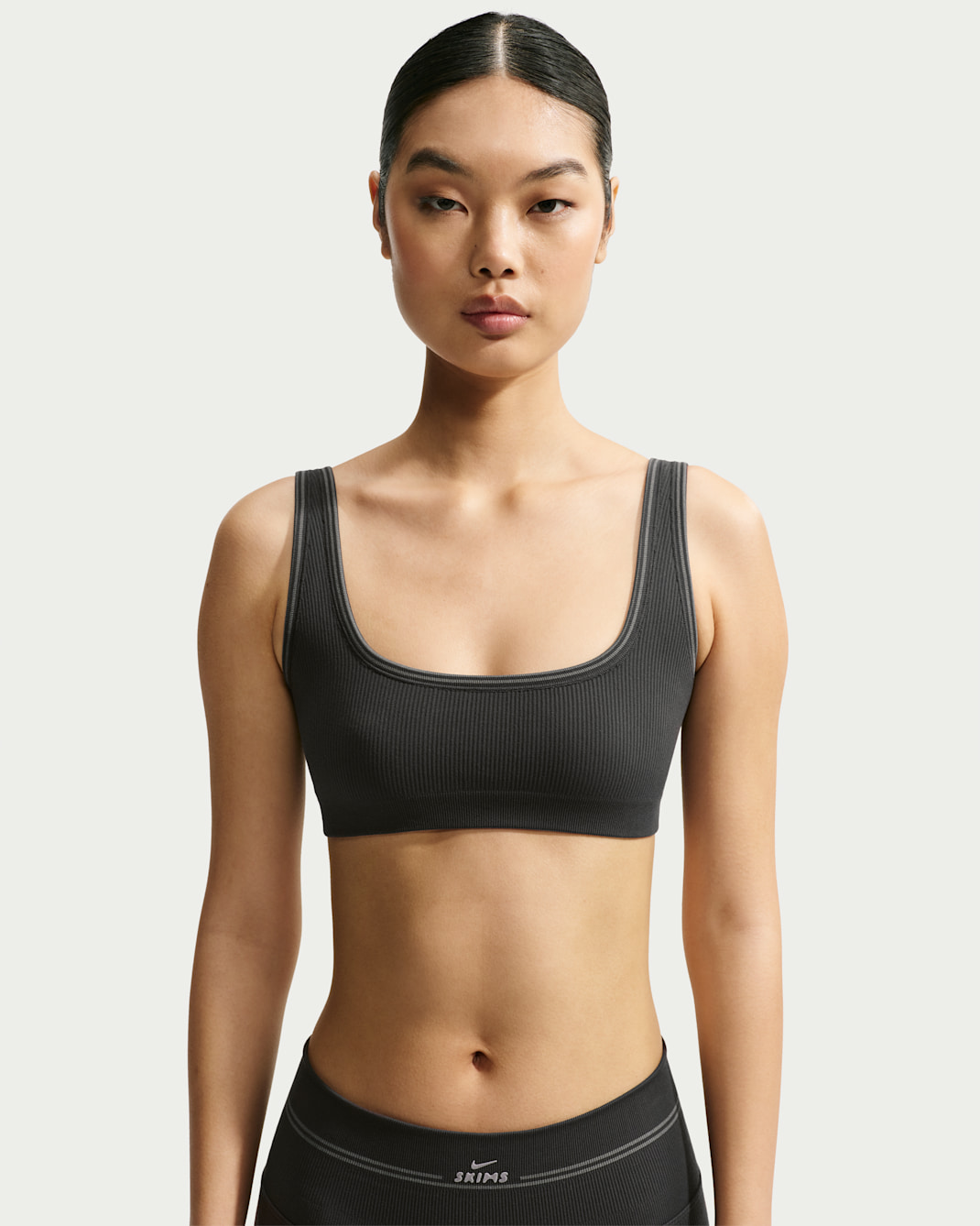 Brassière à encolure dégagée NikeSKIMS Ribbed Seamless pour femme - NSKM Obsidian/NSKM Armor